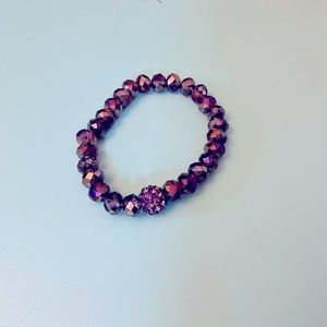 Crystal bracelet with center large bead. Elastic band.